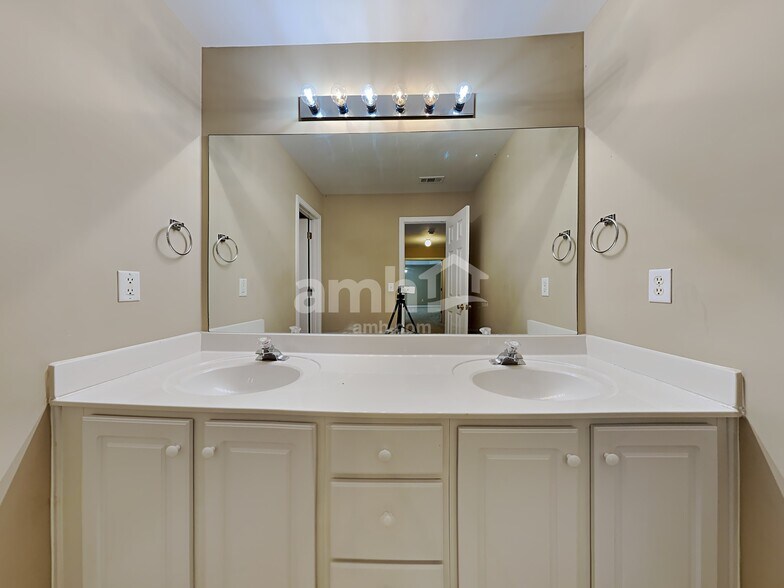 Building Photo - 291 Ivy Manor Dr NW