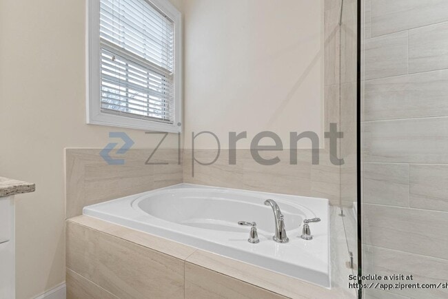 Building Photo - 1025 N Sharon Amity Rd