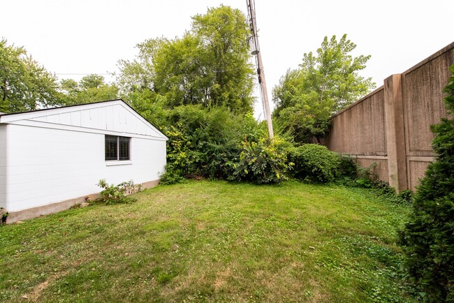 Building Photo - 3BR/2BA Ranch Near The Desirable Highlands!