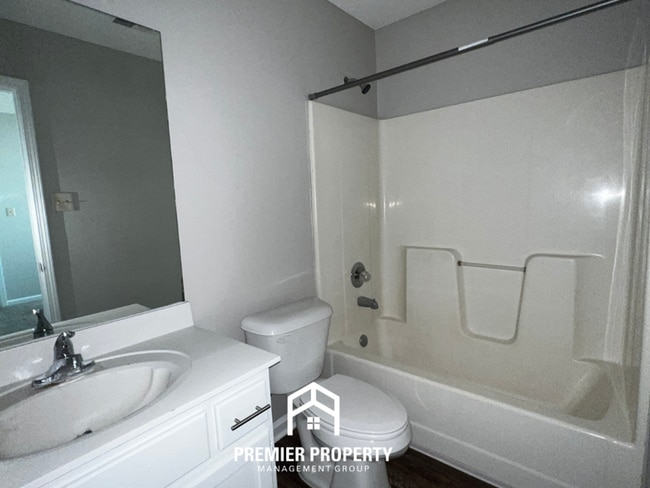 Building Photo - Charming 3BR/2BA Memphis Home with Vaulted Ceilings & Hardwood Floors!