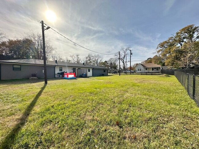 Building Photo - Available Now! Recently Remodeled 3 Bedroo...