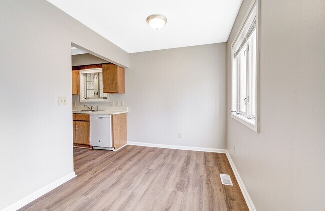 Building Photo - 1104 N Main St