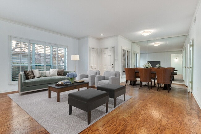 Building Photo - Highly Sought-After Royale Orleans South Condo