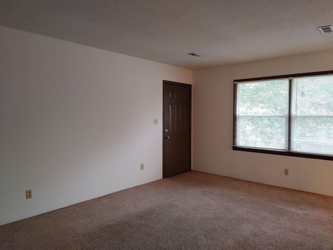 Building Photo - 616 Boxwood Dr
