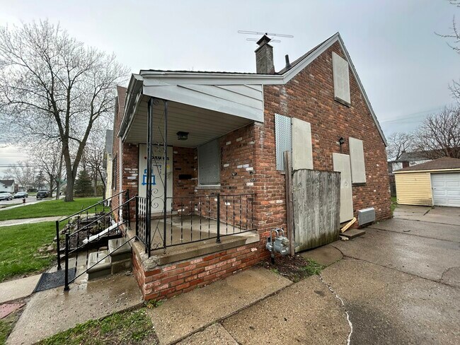 Building Photo - 5070 Lafontaine St