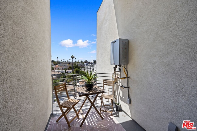 Building Photo - 1055 S Serrano Ave