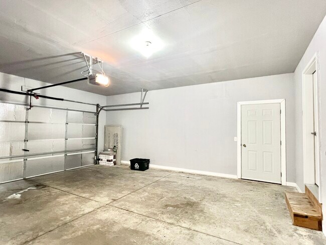 Building Photo - 4316 Sandhill Dr