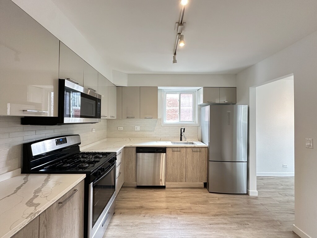 Building Photo - 7621 N Sheridan Rd