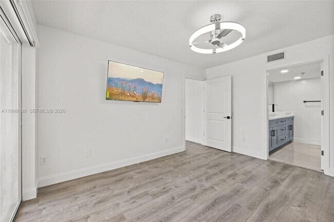 Building Photo - 470 S Park Rd