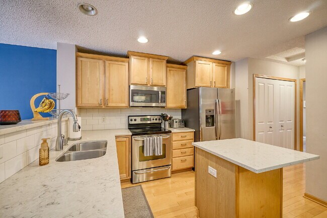 Building Photo - Spacious 4-Bedroom, 4 Bathroom Plymouth Townhouse with Cozy Fireplace - 2510 Sq Ft of Comfort!