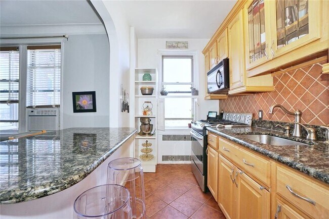 Building Photo - 7 9th St