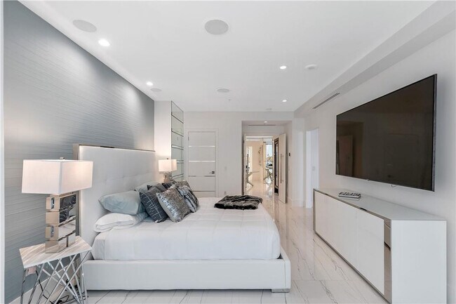 Building Photo - 350 SE 2nd St