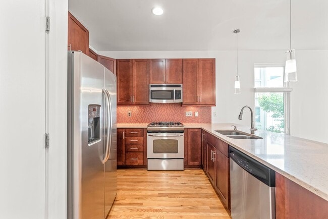 Building Photo - 3 Bedroom Townhome W/ Uptown Views (Coming...