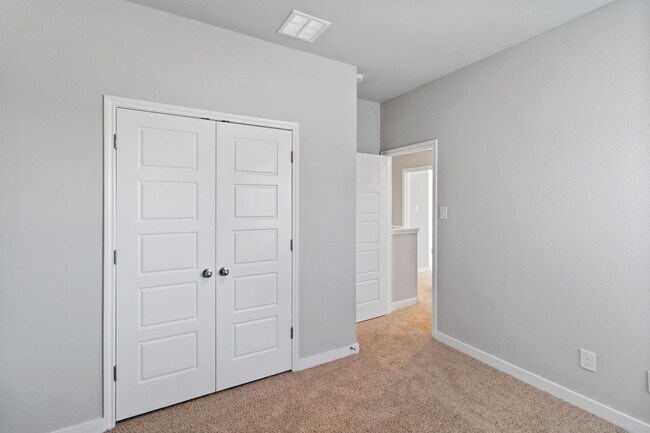 Building Photo - Beautiful Duplex Available In Emma Park!