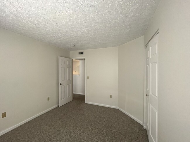 Building Photo - 5566 Garden Ridge