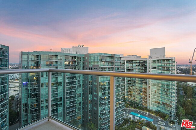 Building Photo - 13700 Marina Pointe Dr