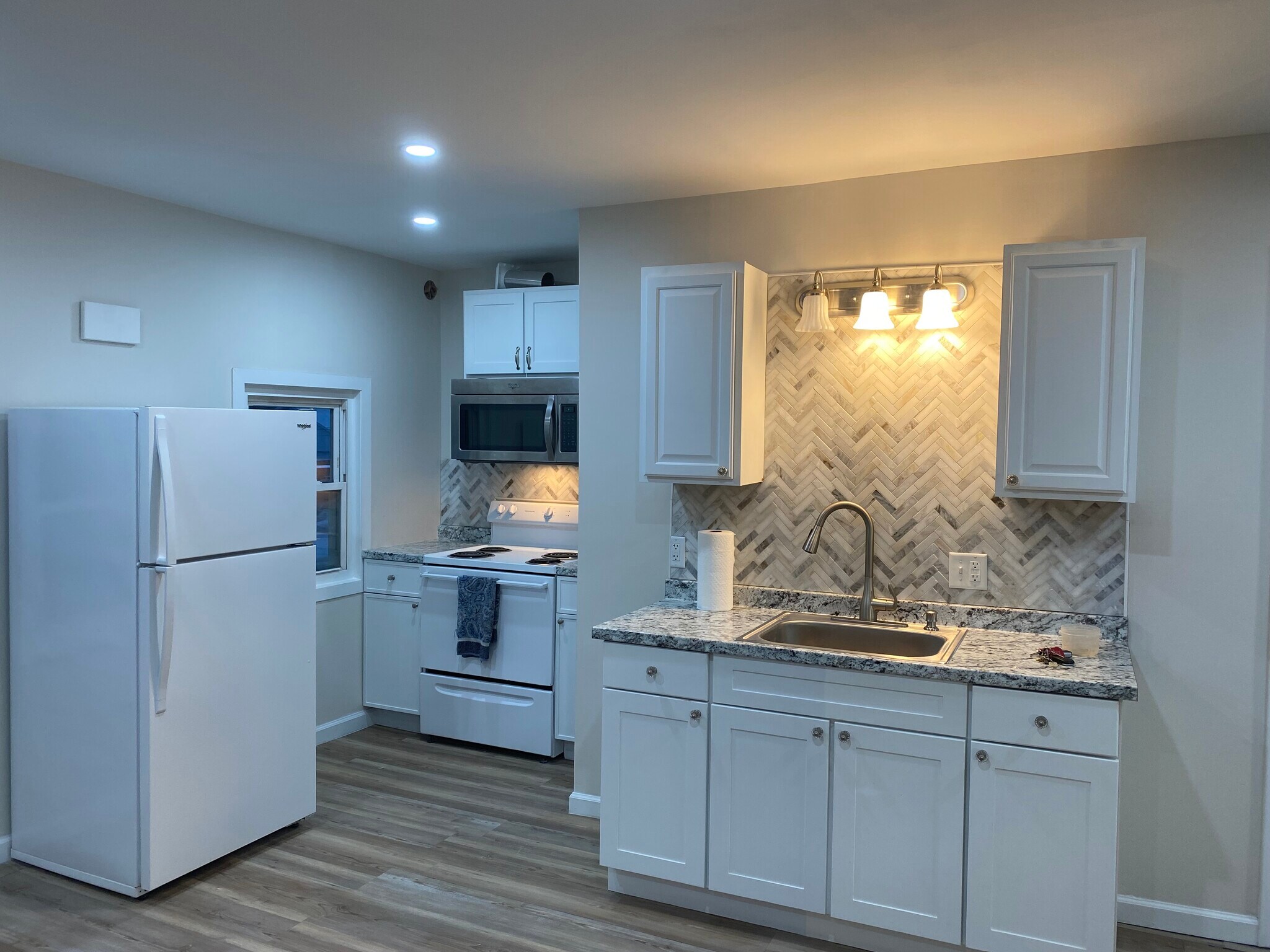 Building Photo - 107 E 10th St