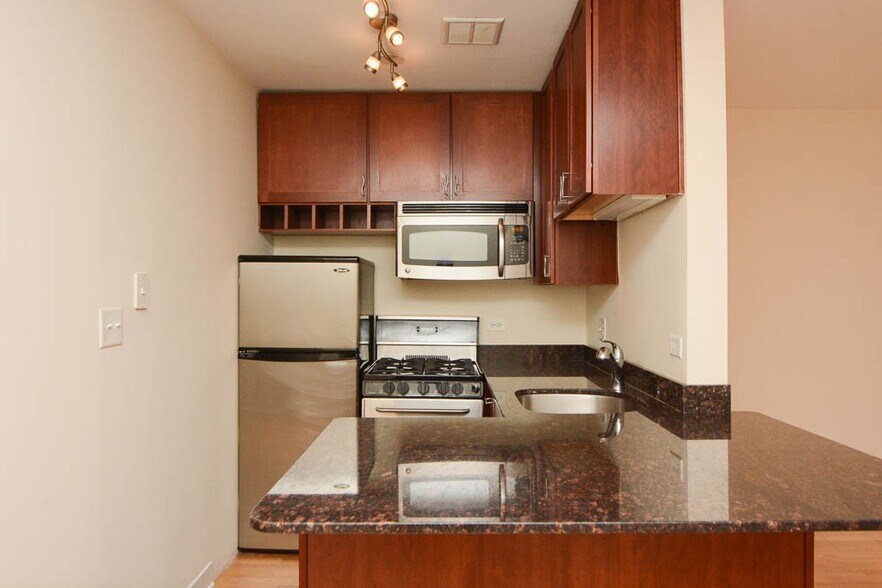 Building Photo - 630 W Wrightwood Ave