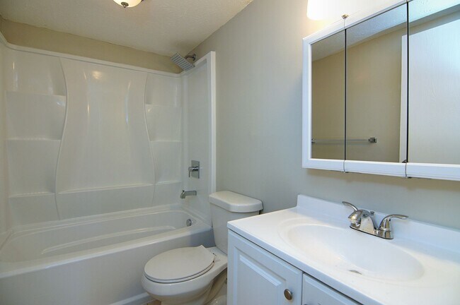 Building Photo - 2 Bedroom, 1 Bathroom Apartment with Garage Access at Parkridge Ct. - 960 Sq Ft