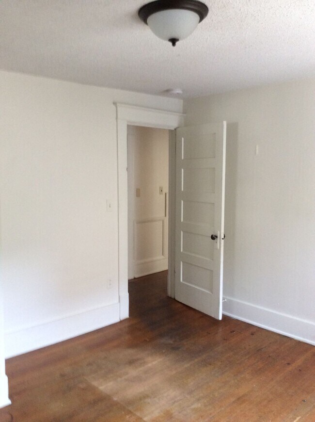 Building Photo - 228 E Bloomington St