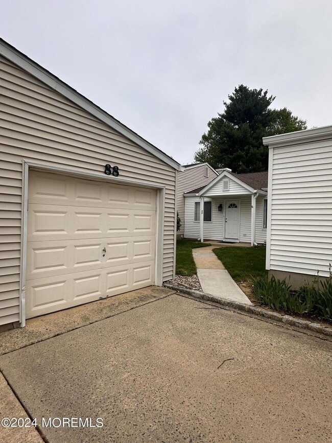 Building Photo - 88 Greenwood Dr