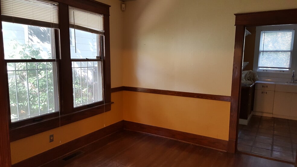 Building Photo - 315 Barton St