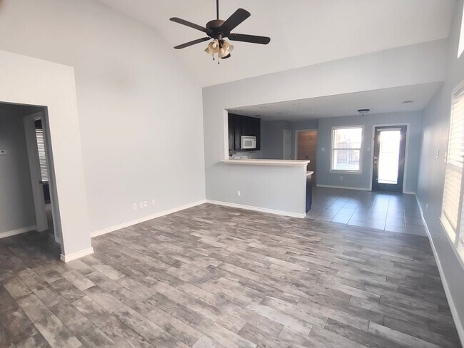 Building Photo - Beautiful home in nice neighborhood