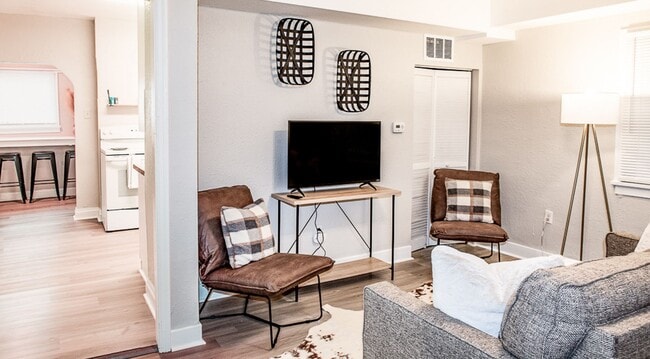 Building Photo - Cozy 2-Bedroom Home Near Sacred Heart, Shriners, and Deaconess