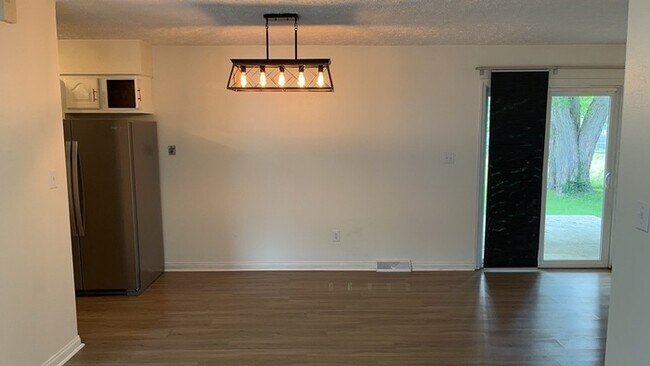 Building Photo - 621 Waneta Ave