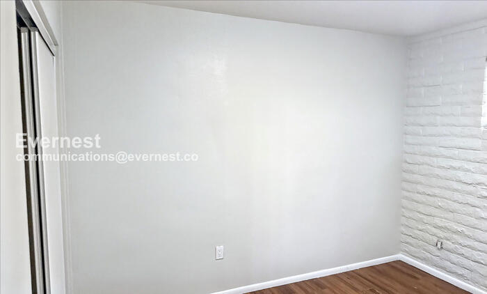 Building Photo - 825 E 5th St