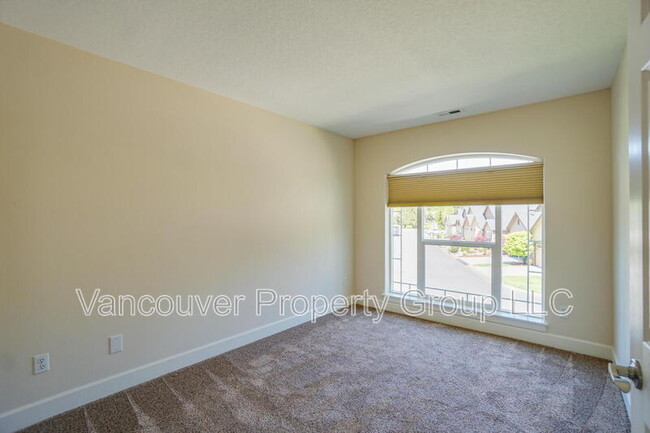 Building Photo - 2301 NE 125th Way