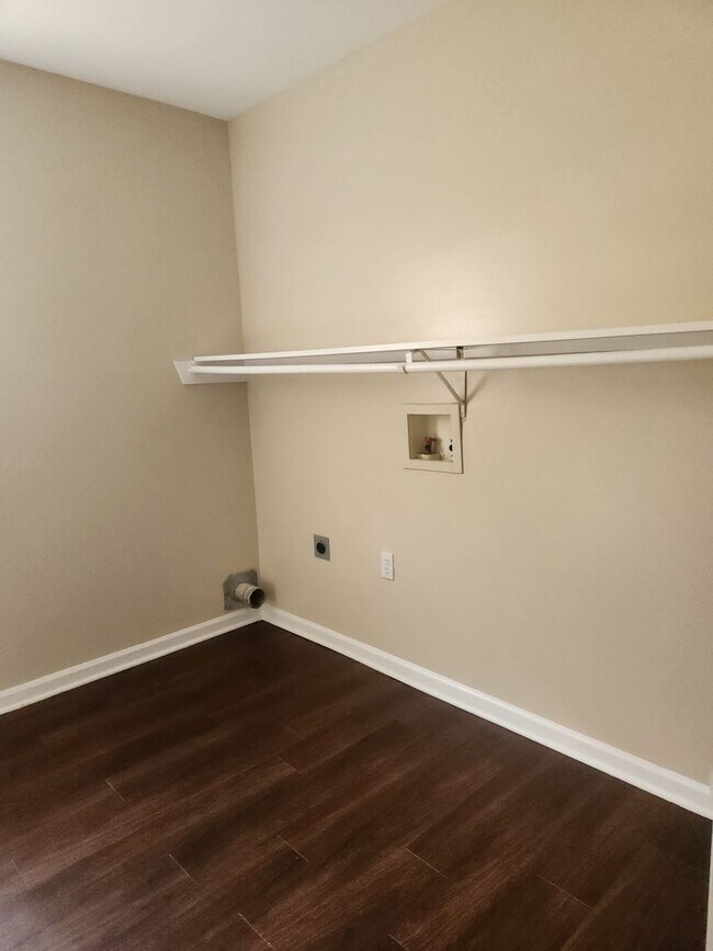 Building Photo - 5563 Banyan Ct