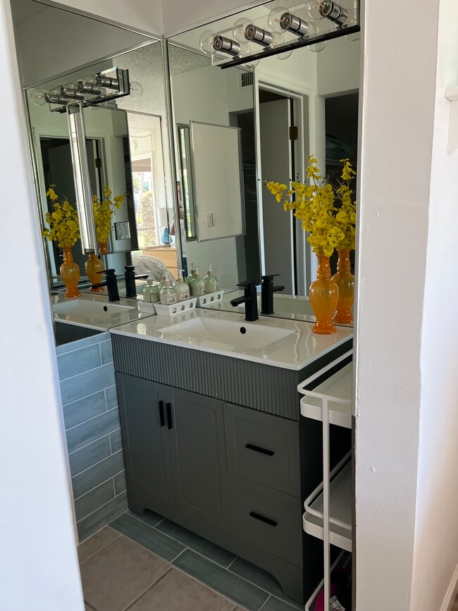 Building Photo - 6180 Sun Blvd