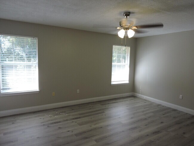 Building Photo - 213 Southgate Dr
