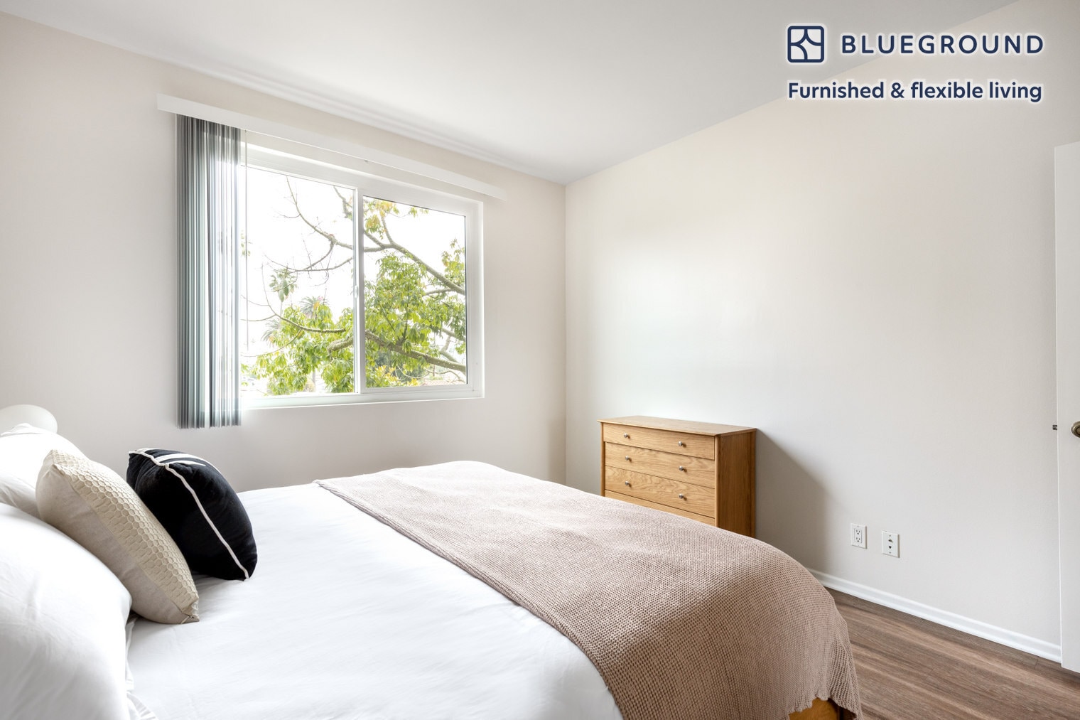 Building Photo - 467 S Arnaz Dr