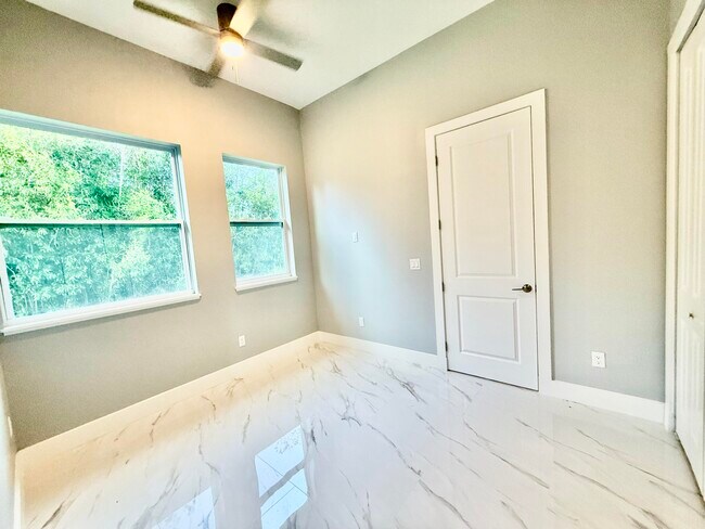 Building Photo - 675 NE Moss Rose Pl