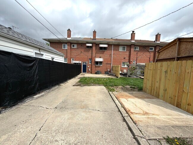 Building Photo - 430 Oak St