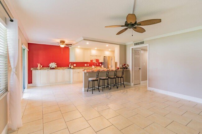 Building Photo - 650 Pinellas Point Dr S