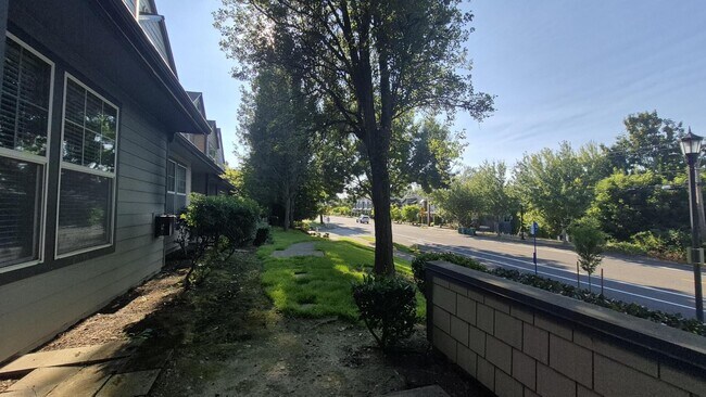Building Photo - Edgefield Town Home Just steps away from McMenamins Edgefield, and Old Town Troutdale