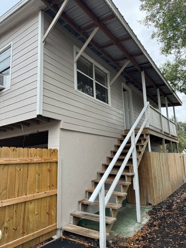 Building Photo - Spacious 2BR/1BA duplex