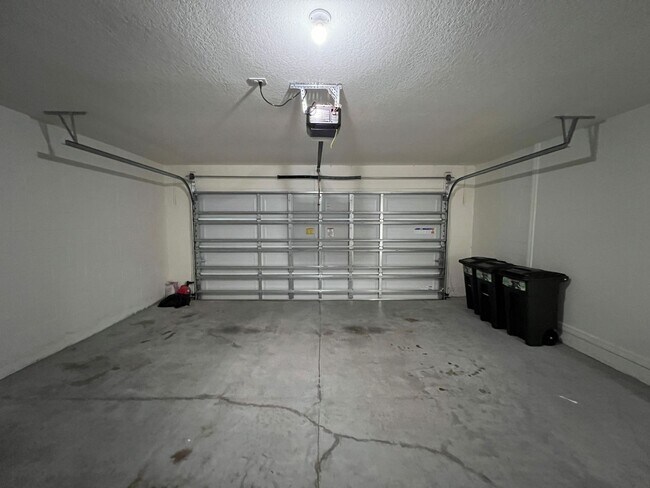 Building Photo - 4 Bedroom, 2 Bathroom Home in the Highly D...
