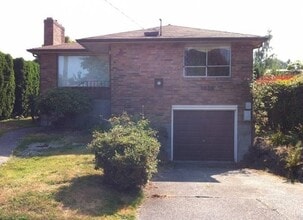 Building Photo - Classic 4 Bed Brick Home in Ravenna