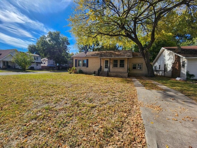 Building Photo - 1002 N Overland Ct