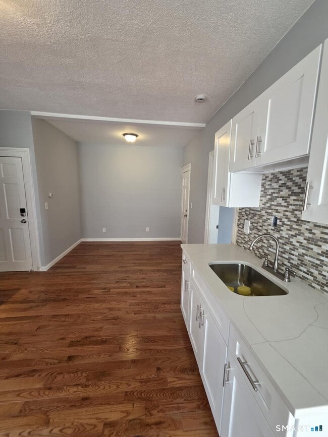 Building Photo - 282 Pequonnock St