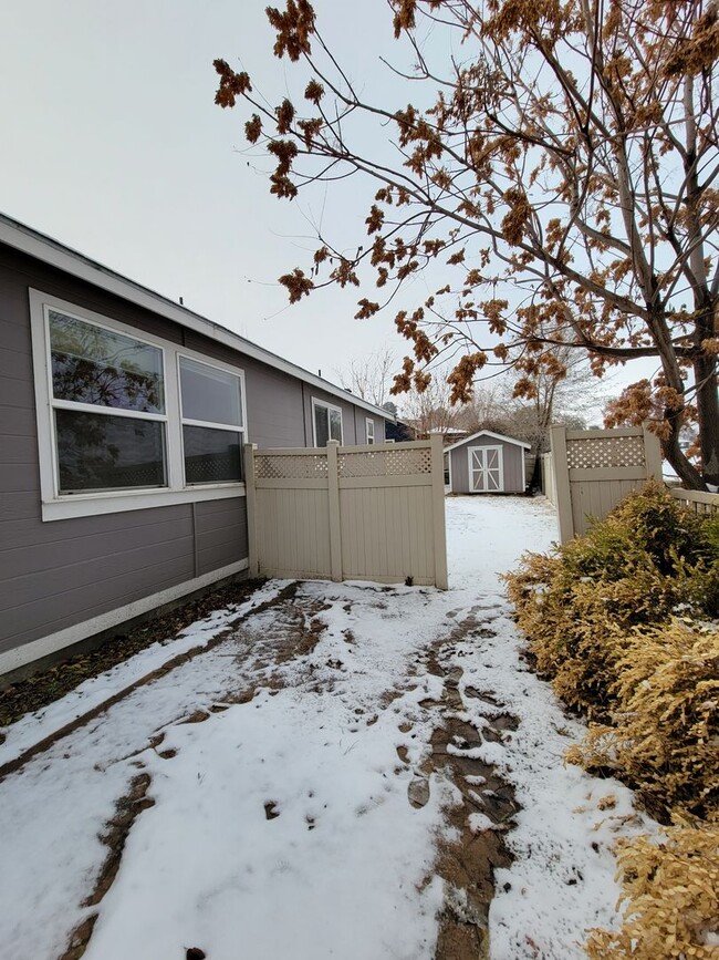 Building Photo - Freshly Updated Rambler in West Richland