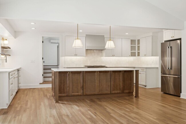 Building Photo - Completely renovated ranch 4BR/4BA ranch h...