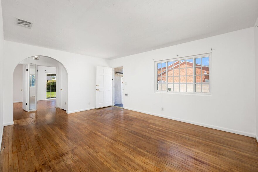 Building Photo - 4551 Maris Ave
