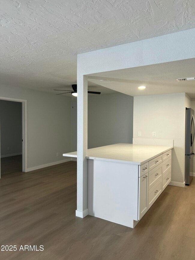 Building Photo - 540 E Royal Palms Dr