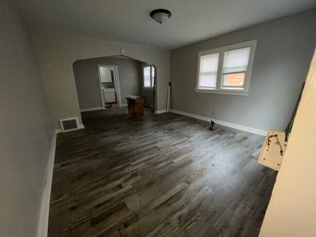 Building Photo - Rent Reduced!
