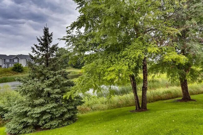 Building Photo - Bright End-Unit 2BD Townhome with Fireplace, Deck & Big Bedrooms